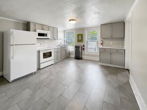 Available 11/1 - 4BR/2BA Second Floor – photo 1