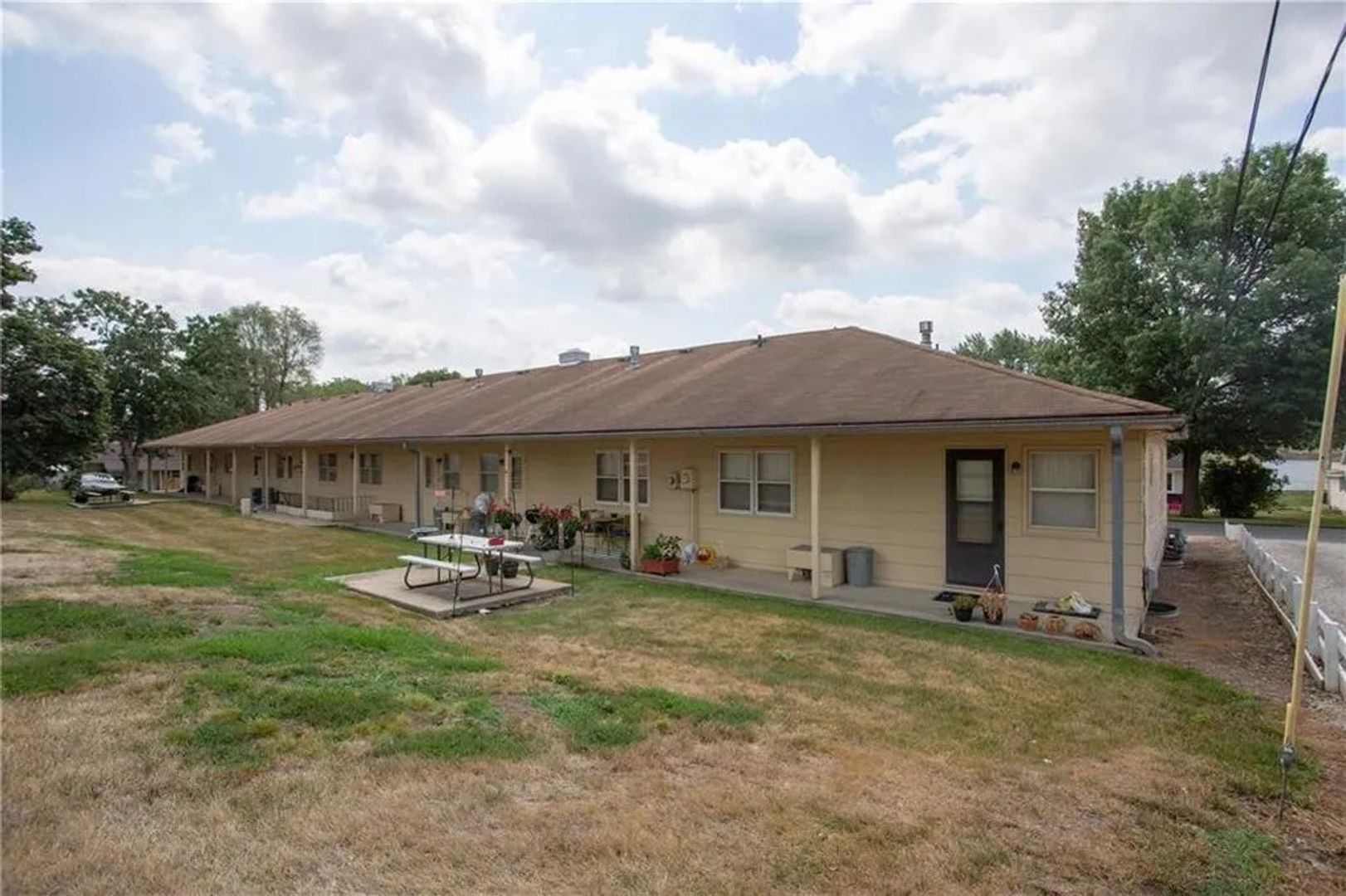 Savannah Apartment: 401 W Price