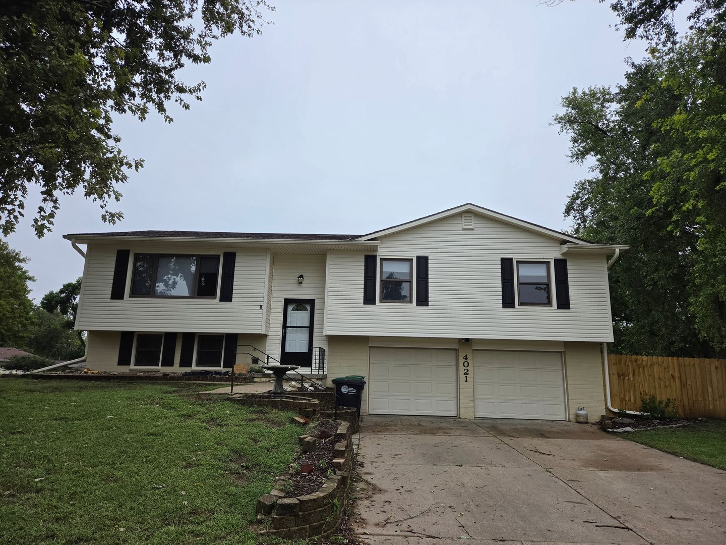 Omaha House: 4021 N 95 ST