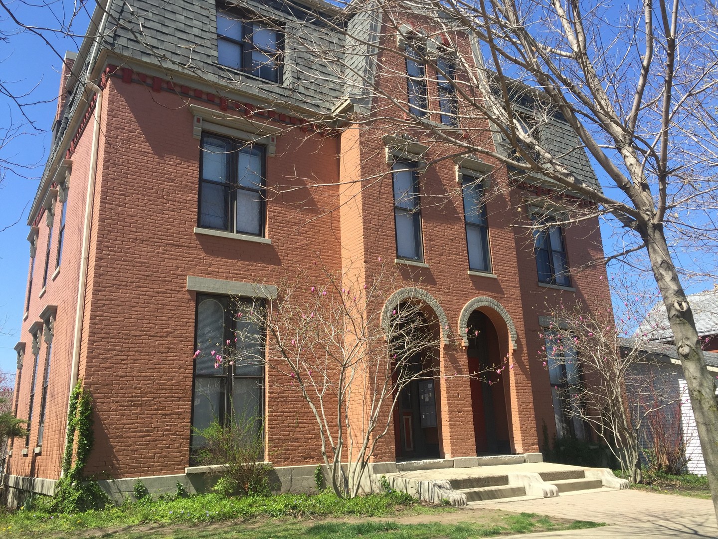 Lafayette Apartment: 220 S. 6th St.