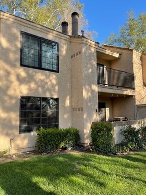 2 Bedroom 2 bathroom Upstairs Condo! – photo 1