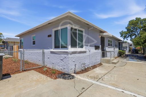 2-bedroom, 1-bathroom unit in a triplex; Central Oak Park (Sacramento) – photo 1