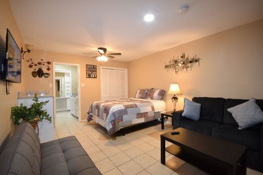 Studio with Separate kitchen,Vanity- $900/month,400sqft -Close to GM Motors and UTA – photo 1