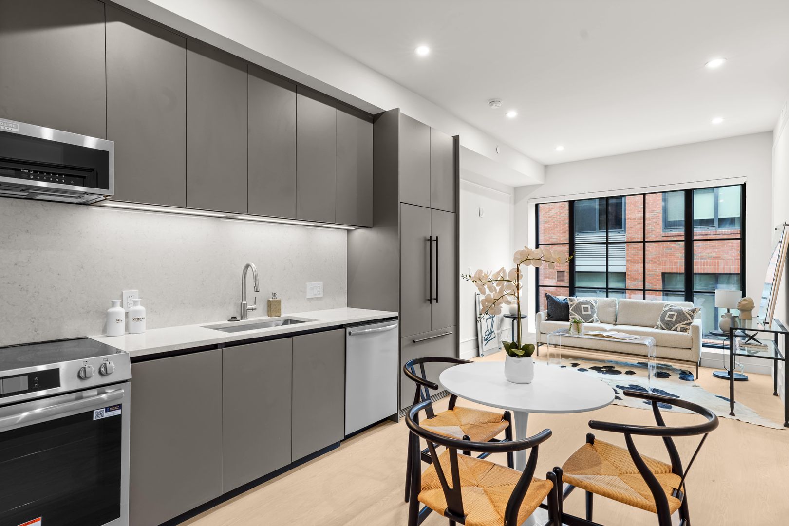 Washington Apartment: 2121 Ward Place NW