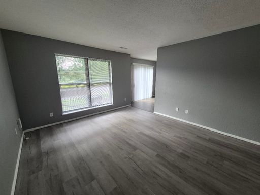 Move in Special! Modern One-Bedroom Apartment for Rent – Steps from Shopping Centers! – photo 1