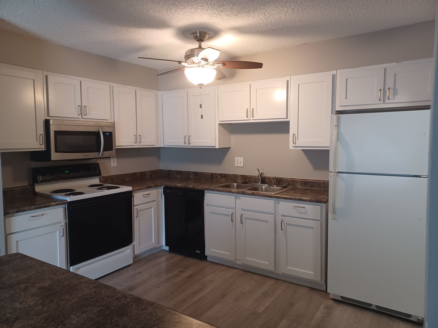 Ankeny Apartment: 1002-1004 SE Belmont Dr