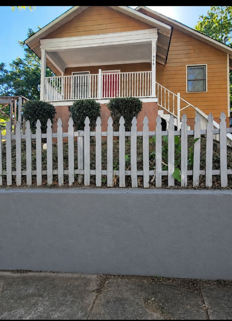 Atlanta House: 944 Smith St SW