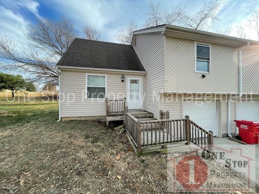 Updated 3 Bedroom, 1 Bathroom Duplex in Independence, MO – photo 1