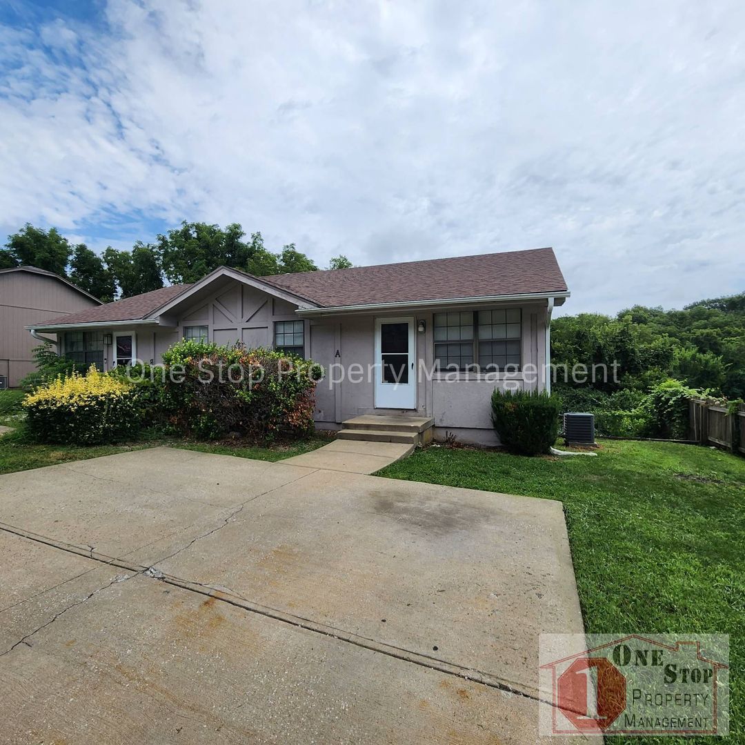 Lee's Summit House: 807 NE Barnes Dr. Unit A