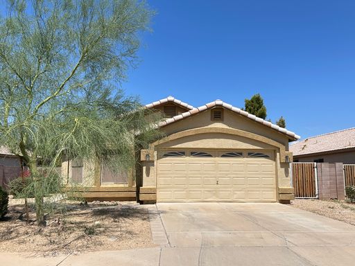 3 Bedroom + Den, 2 Bath home with New Flooring and Paint! – photo 1
