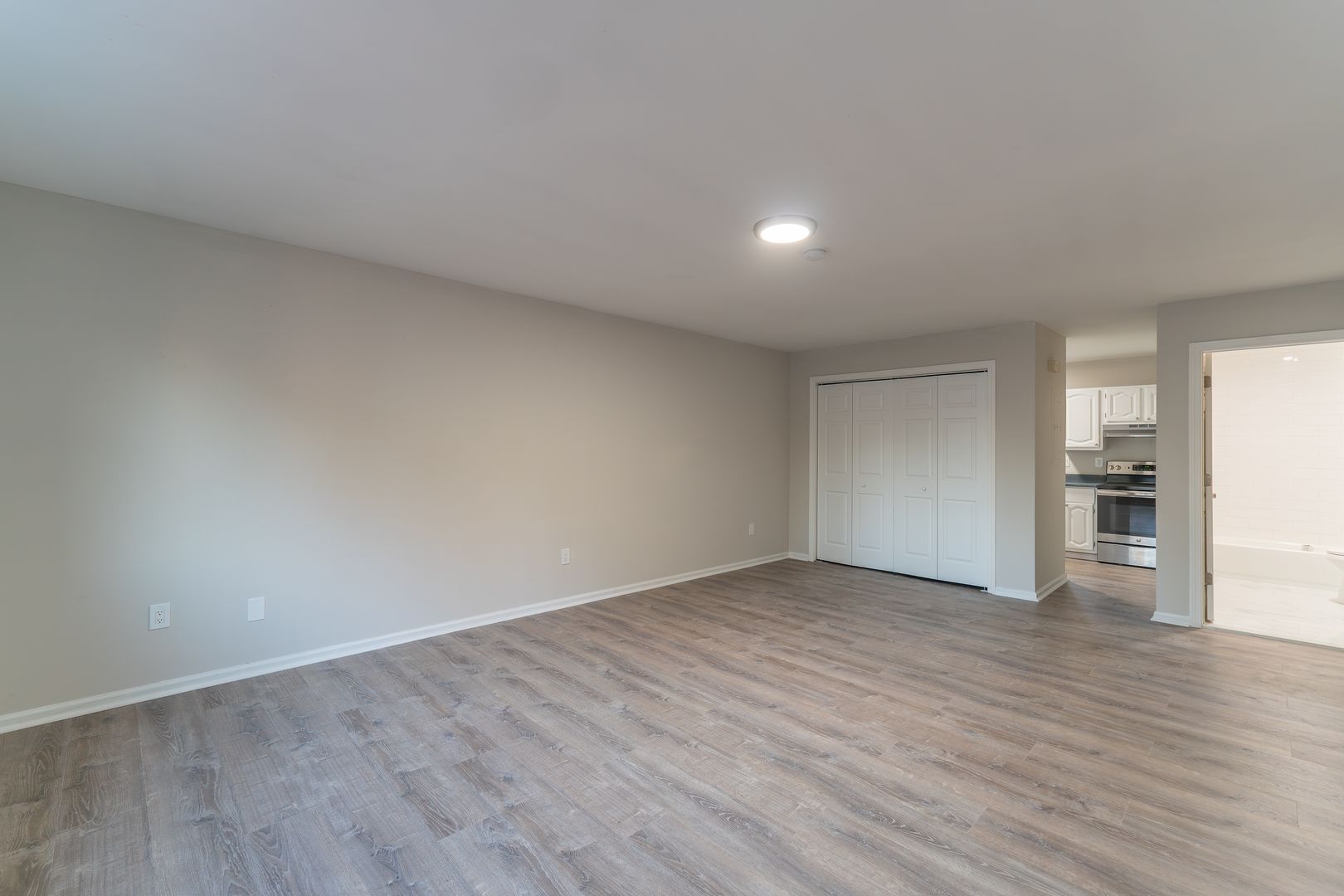 Milford Apartment: 547 Naugatuck Ave