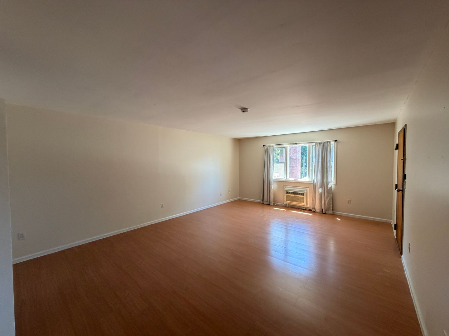 Milford Apartment: 547 Naugatuck Ave