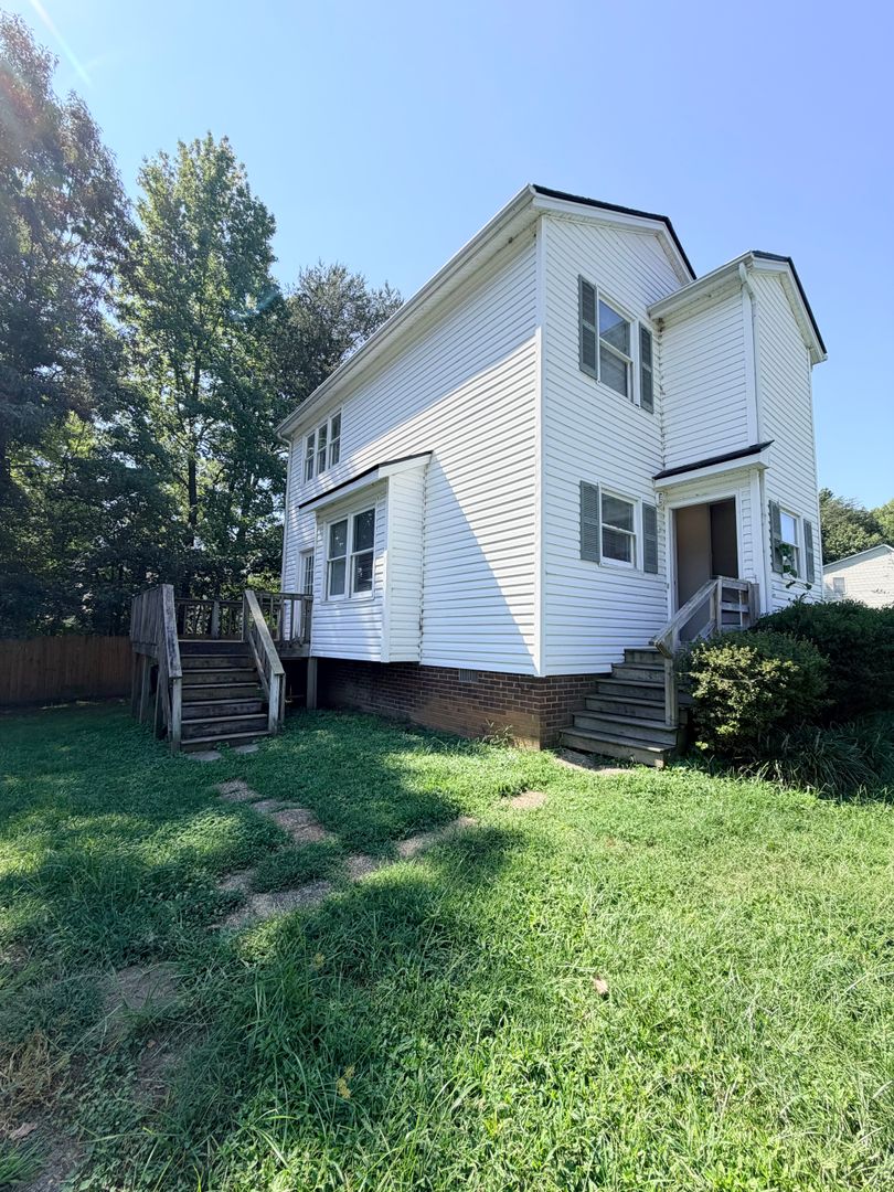 Burlington Apartment: 2422 Moran St