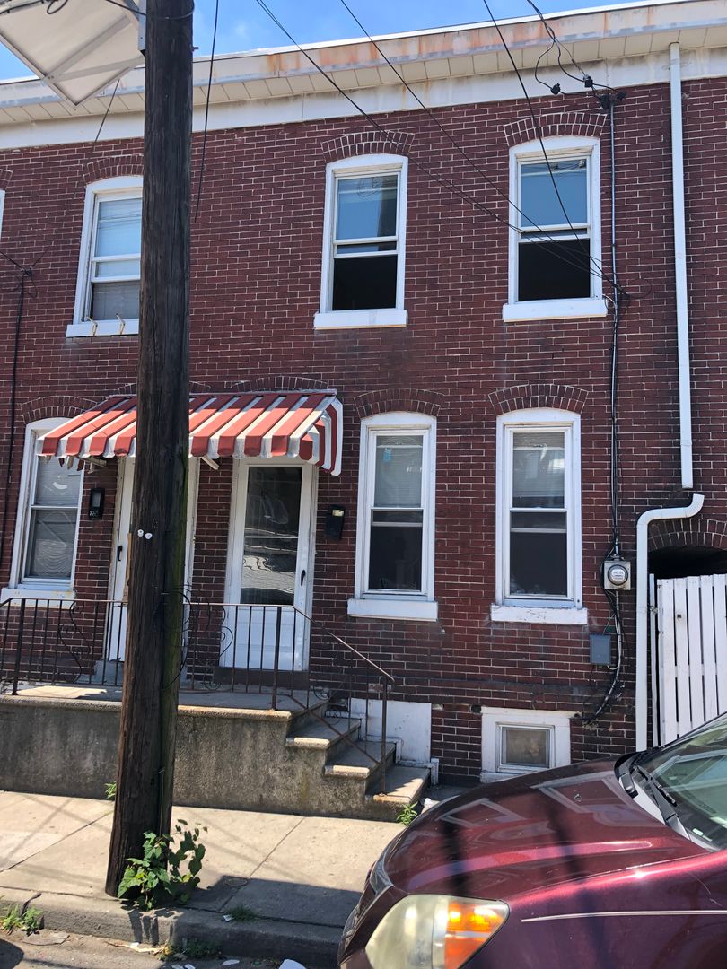 Trenton House: 825 Beatty St.