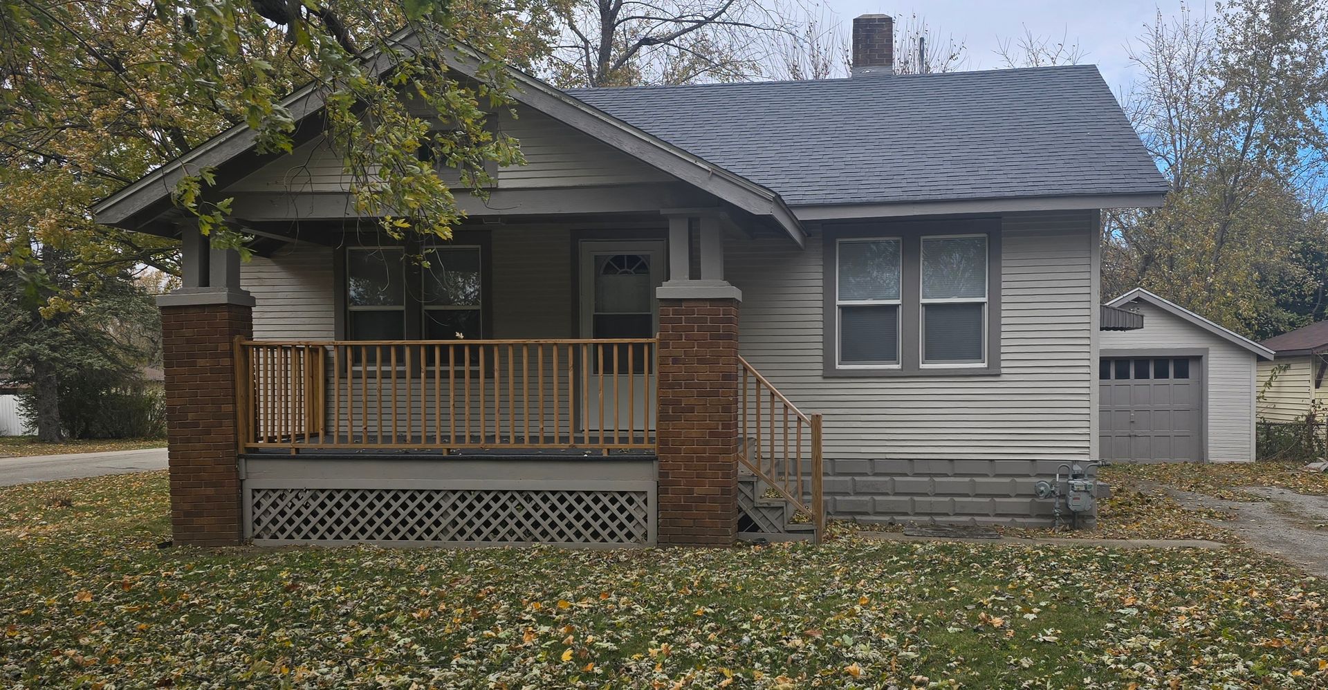 Decatur House: 1590 W. Waggoner St.