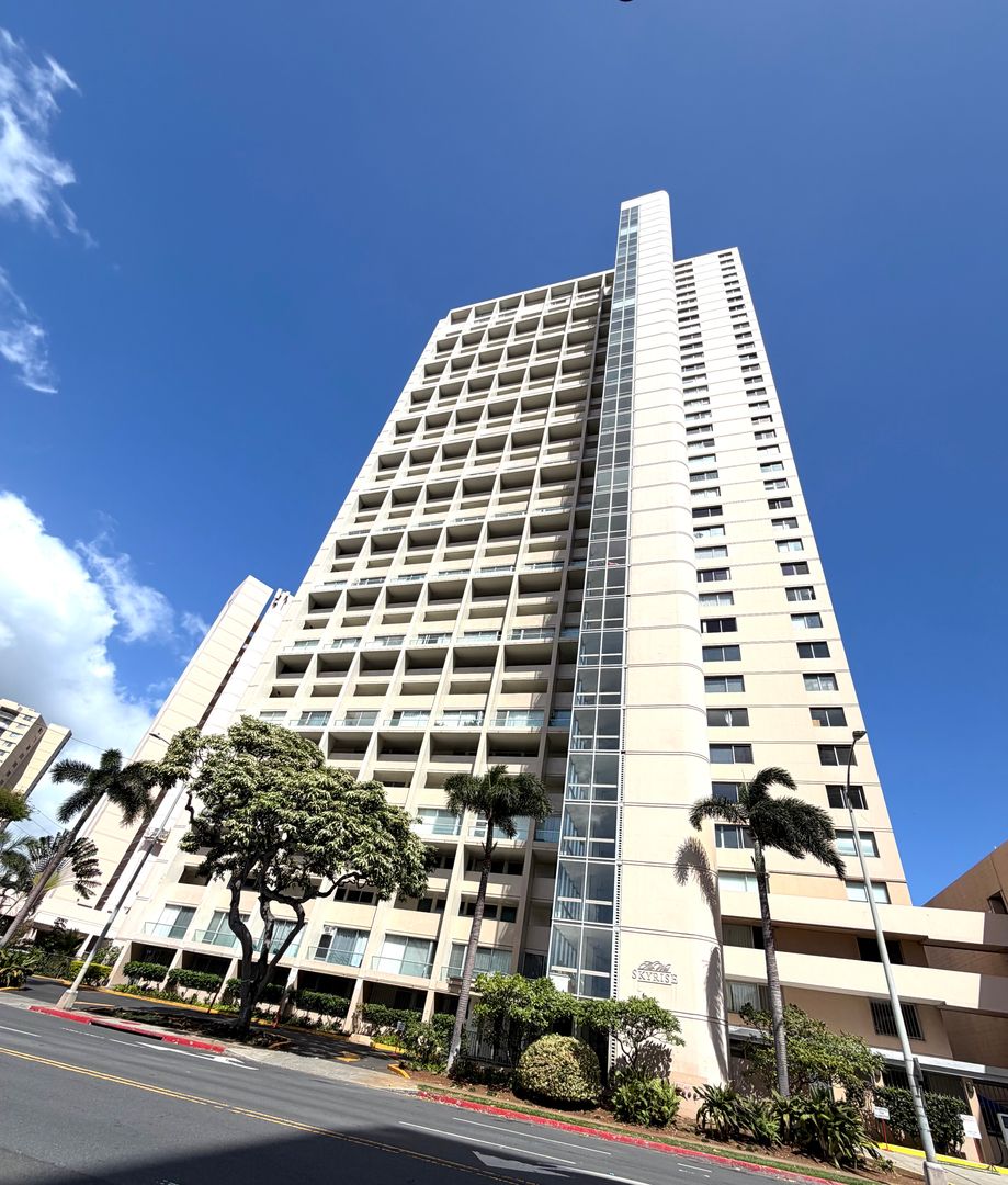 Honolulu Condo: 555 University Ave. #1406