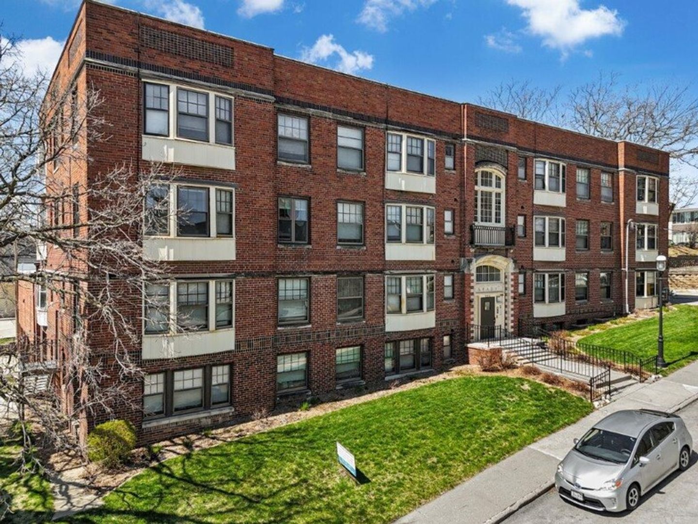 Des Moines Apartment: 650 16th St