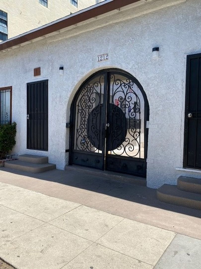 Long Beach Apartment: 1212 Hoffman Ave