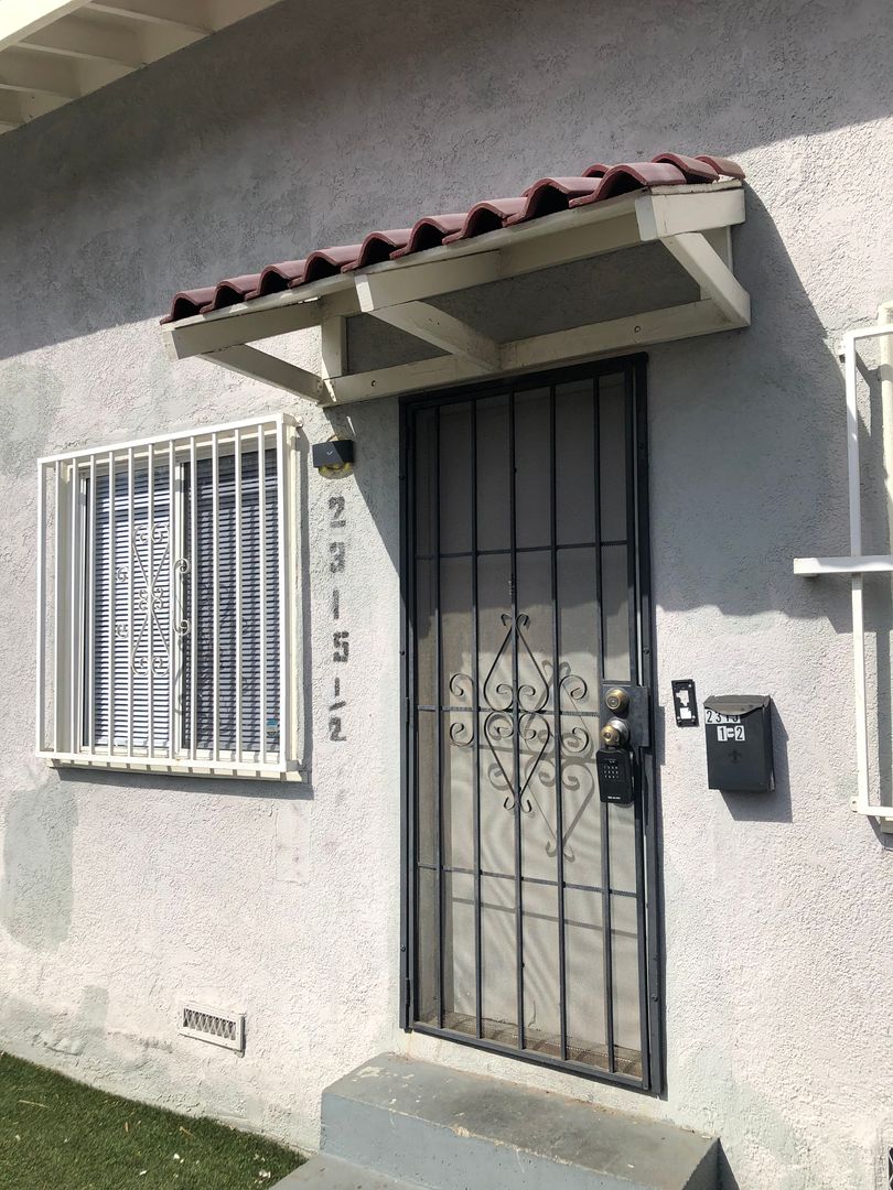 Long Beach Apartment: 2311, 2313, 2315, 2317, E, 11th Street