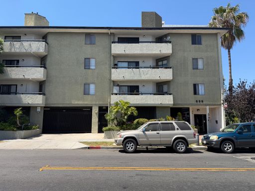 Upper 2 bedroom, 2 Bathroom with Parking! – photo 1