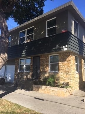 Long Beach Apartment: 429 W 8th St.