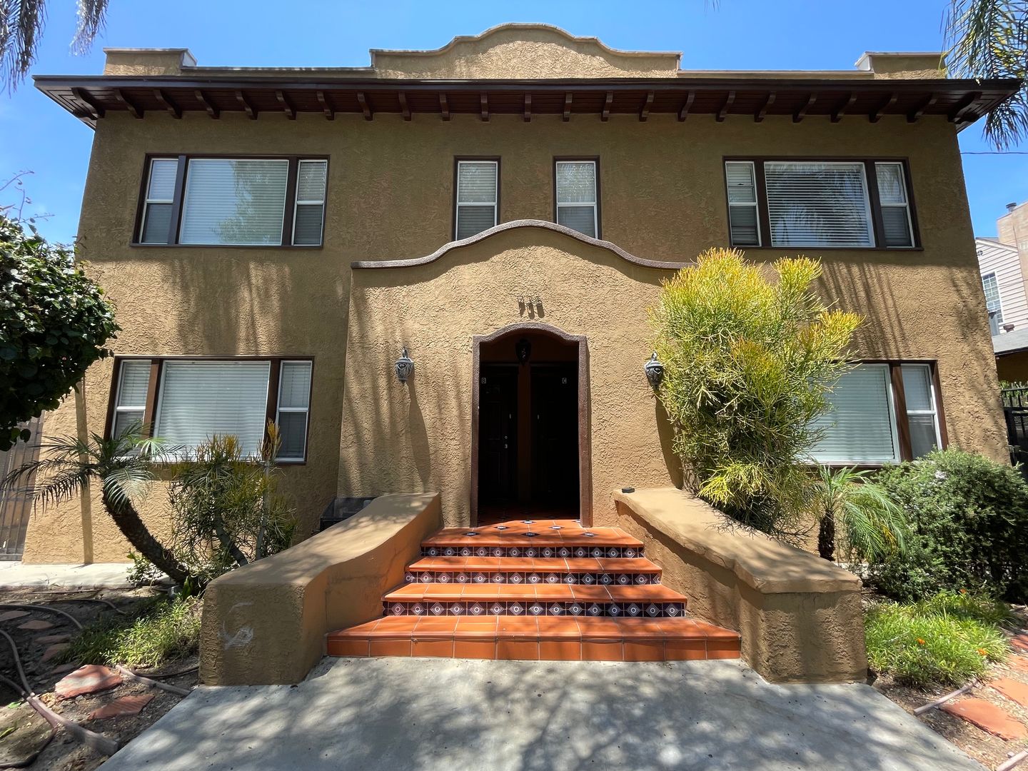 Long Beach Apartment: 735 W 4th Street