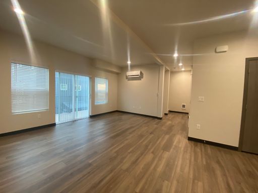Modern design 3-Level 3 bed, 2.5 bath townhome in Deer Park