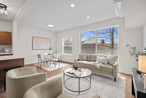 Modern Luxury Townhomes in Spokane Valley with Bright Interiors and Garage 2 beds 2.5 baths. Available for an August 10th Move In!! – photo 1