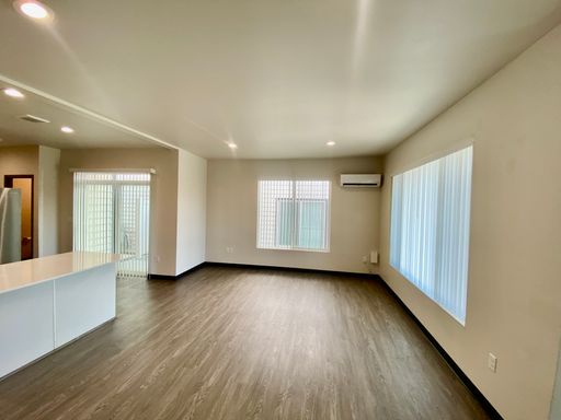 Modern design 3-bed, 2.5-bath duplex available now – photo 1