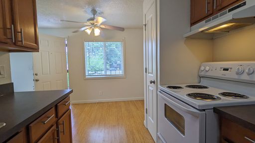 StoneCrest Corner | Upstairs 2Bed/1Bath with Large Windows & Ample Storage space! | Move in End of JULY! – photo 1