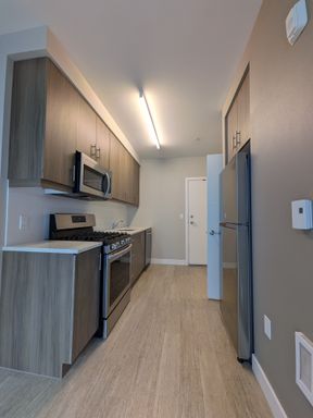 Division Terrace | Beautiful 3rd Floor Studio with W/D in unit! Along SE Division St | Move in late SEPT! – photo 1