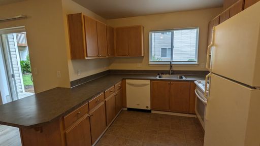 Wellesley Park Apartments | Ground Floor, 2Bed/2Bath with W/D and Patio! | Ready Mid SEPT! – photo 1