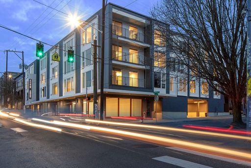 Division Terrace | Beautiful 2nd Floor Studio with W/D in unit! Along SE Division St | Move in Late OCT! – photo 1