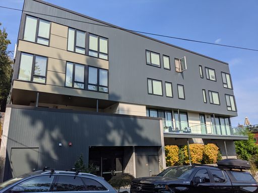 Viewpoint Terrace | Top floor 1bed/1bath with W/D in unit | Move in Late AUGUST! – photo 1