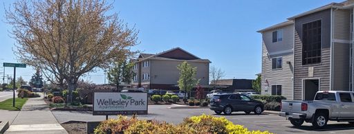 Wellesley Park Apartments | Rare, Ground Floor 3Bed/2Bath with W/D and Balcony! | Move in Late OCT! – photo 1