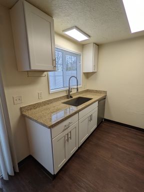 Manor Townhome | 2 bed x 1.5 Bath in great location! Move in Late AUG! – photo 1