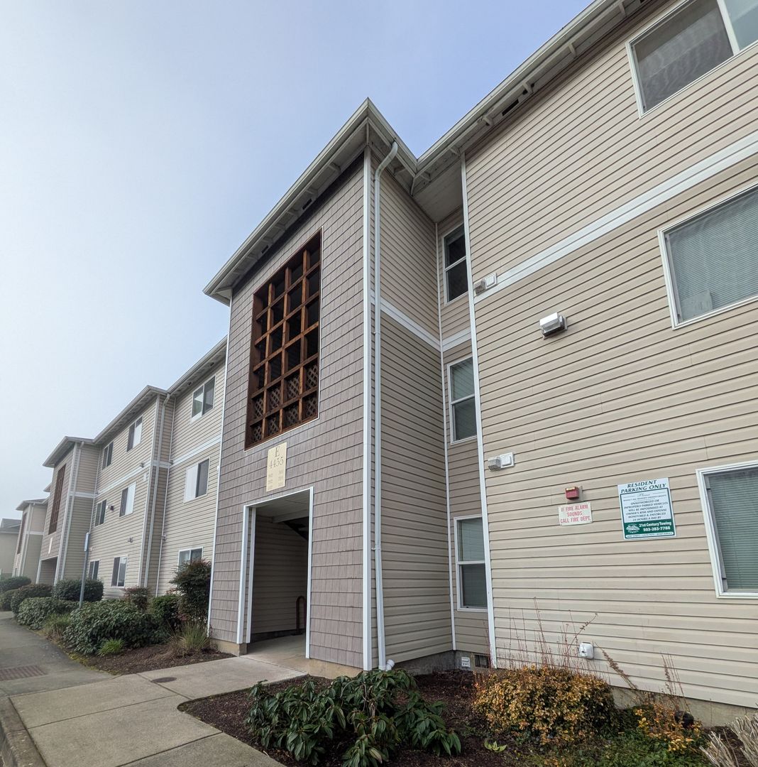 Salem Apartment: 4420-4455 Seaton Lane NE