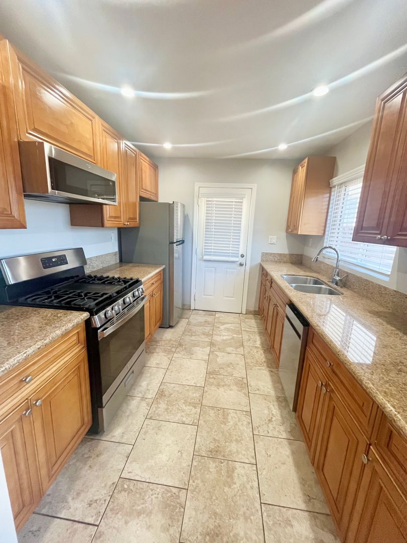 San Diego Apartment: 4682-4692 W Point Loma Blvd