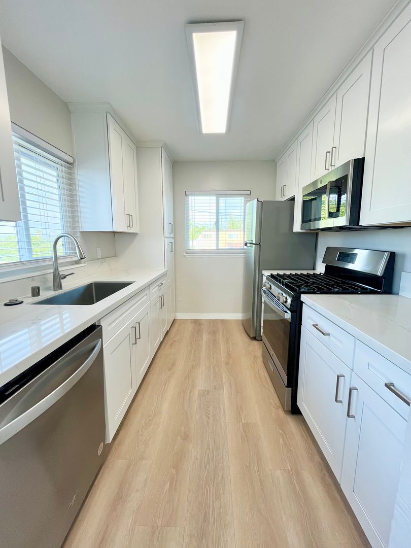 San Diego Apartment: 4682-92 W Point Loma Blvd