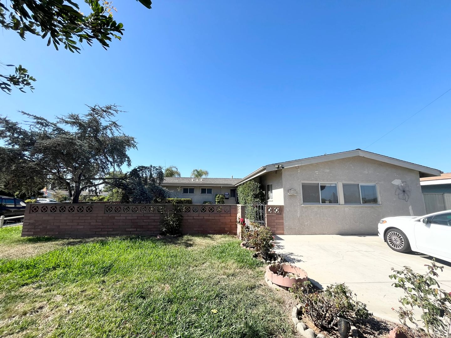 ***Move in Special $1000 off 1st month's rent ***Charming 5 bedroom house with extra living room in the heart of Clairemont Mesa!