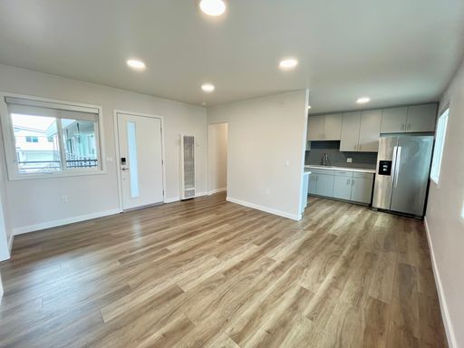 Huge 2 bed 1 Bath with In-Unit Laundry and Off-Street Parking! 1/2 Off the 1st Month! – photo 1