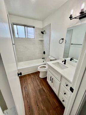 Everything Brand New! Huge Living room, onsite laundry – photo 1
