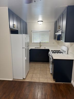 Recently remolded kitchen, bathroom, an appliances AC, Onsite Laundry and off street parking! – photo 1
