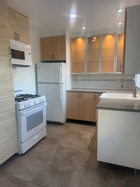 Highly Desirable 1 Bedroom 1 Bathroom Close to Beach, Dining and Shopping! – photo 1