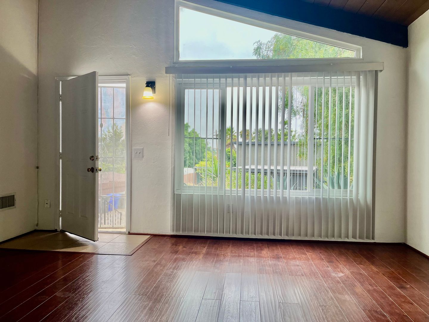 Vista Apartment: 318-320 Hillside Court