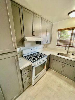 Recently remolded kitchen, bathroom, an appliances AC, Onsite Laundry and Garage! – photo 1