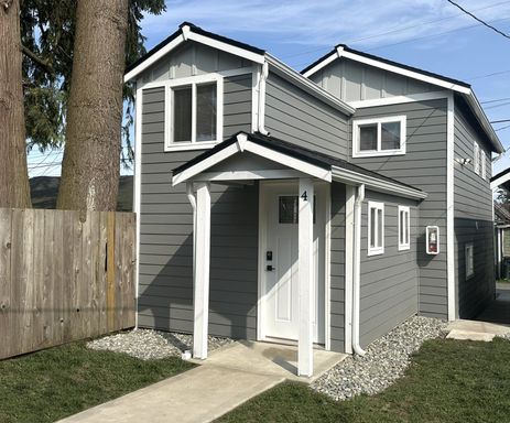 Gorgeous Split-Level Home in Historic Bayside with Washer/Dryer and Prime Location – photo 1