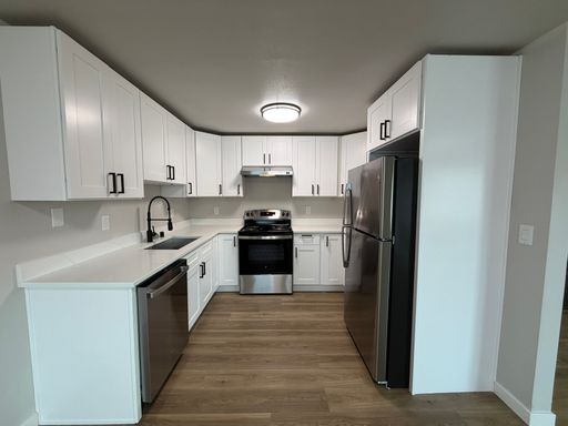 FULLY RENOVATED TOP-FLOOR 2-BEDROOM | WASHER & DRYER | SOUTH EVERETT – photo 1
