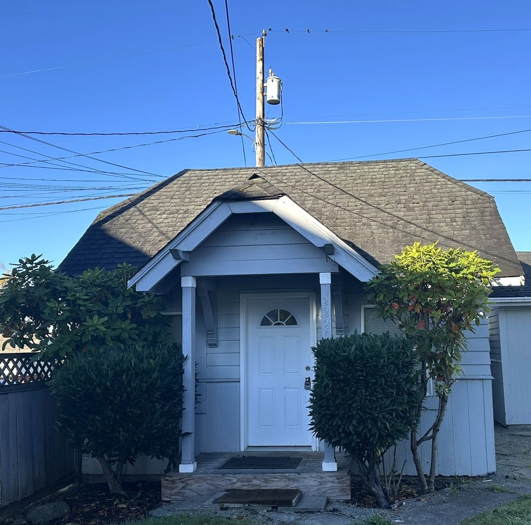 Everett House: 2220 Summit Ave.