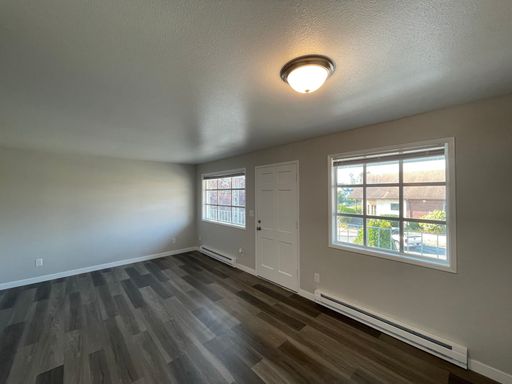 Top Floor 1bed/1bath Close to Downtown and Waterfront - Everett Bayside – photo 1